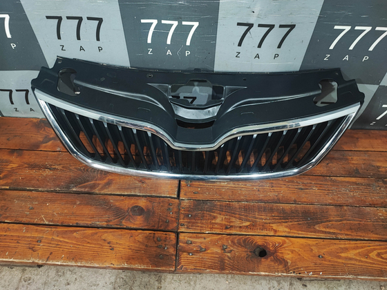 Решетка радиатора Skoda Rapid 1 12-20 Б/У Оригинал 5JA853668