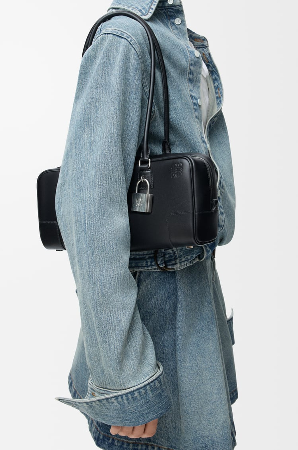 Loewe Укороченная сумка Amazona 31 из блестящей телячьей кожи, черный