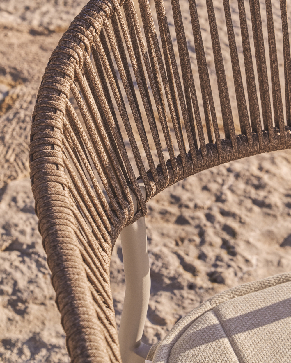 Уличный стул Alimia из алюминия цвета экрю с бежевой веревкой