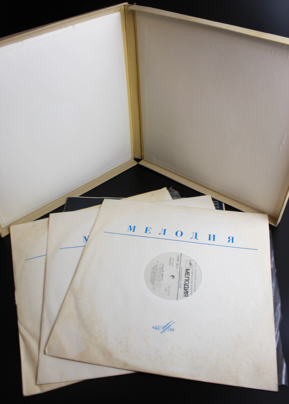 П.Чайковский полный бокс из 3 LP Лебединое озеро, виниловые пластинки 12 дюймов, Мелодия СССР 1987 год. Присутствует небольшая царапинка на последней пластинке