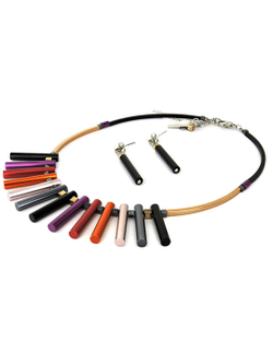 4700 Coeur de Lion стильное колье и серьги из разноцветных металлических цилиндров.