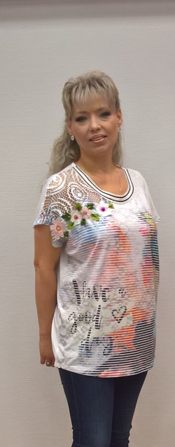 Белый летний блузон с кружевным цветным принтом