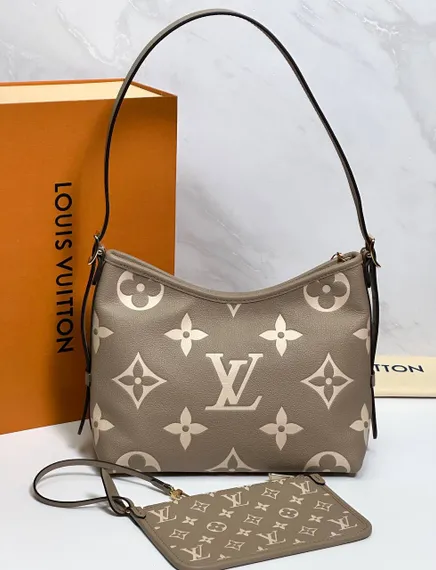 Сумка-хобо Louis Vuitton Carry All PM кремовая