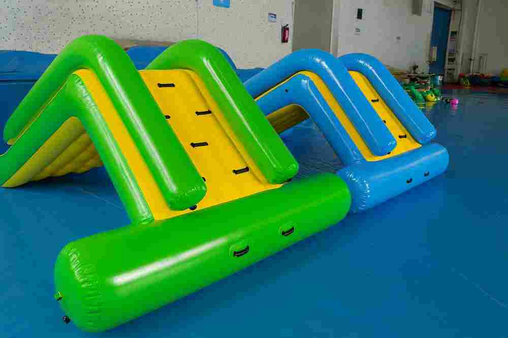 Надувная водная горка «Малышка», зеленая, 3×1×2 м