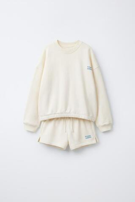 ZARA КОМПЛЕКТ ИЗ ТОЛСТОВКИ И ШОРТОВ С НАДПИСЬЮ, ЭКРЮ