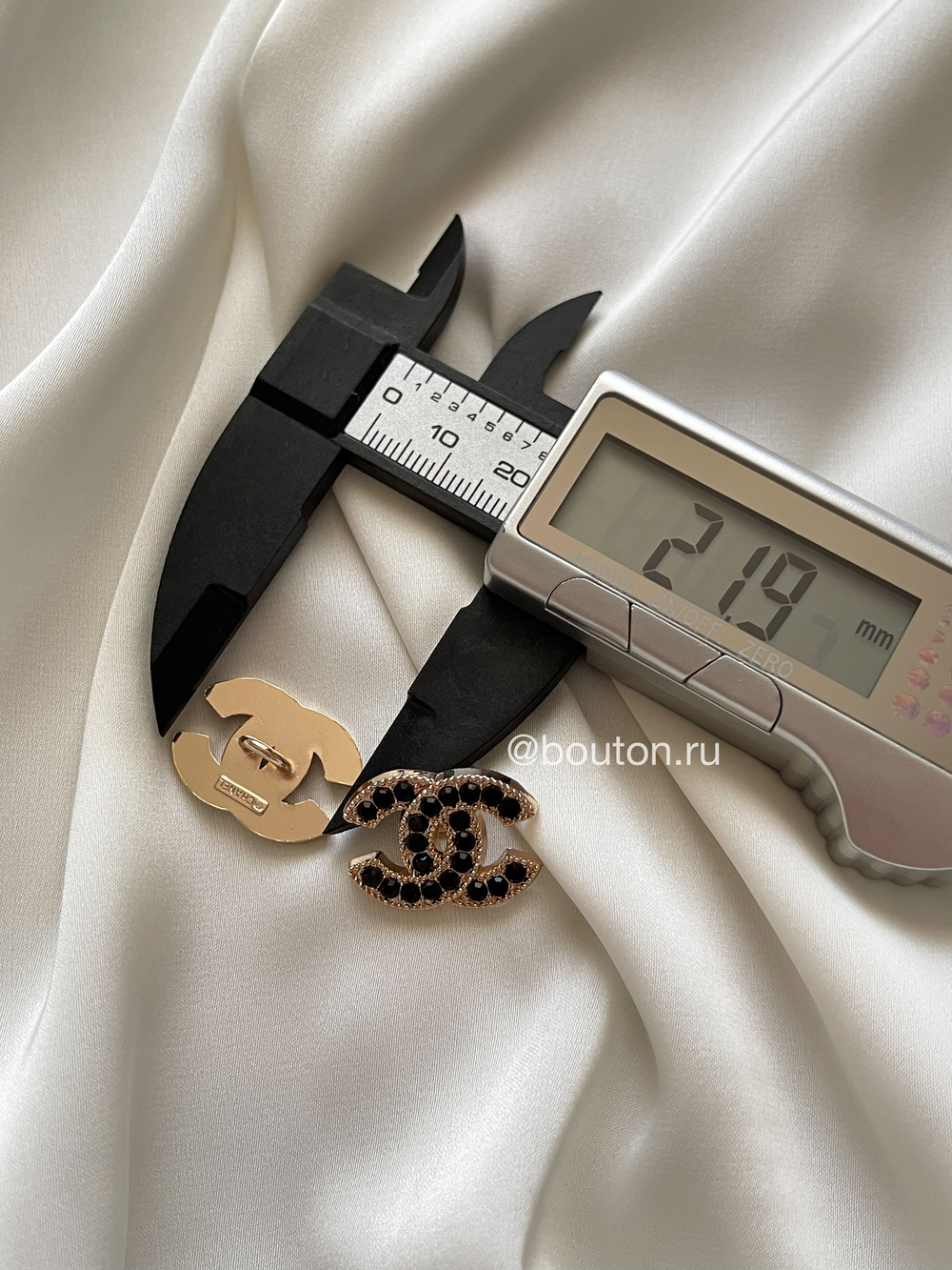Пуговицы Шан. Золото Лого черные 22 мм