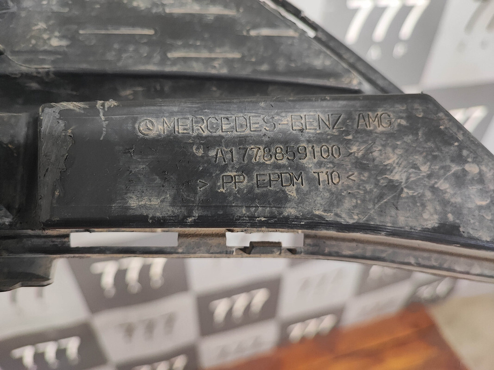 Решетка переднего бампера Mercedes A (W177) 18-нв Б/У Оригинал A1778859100