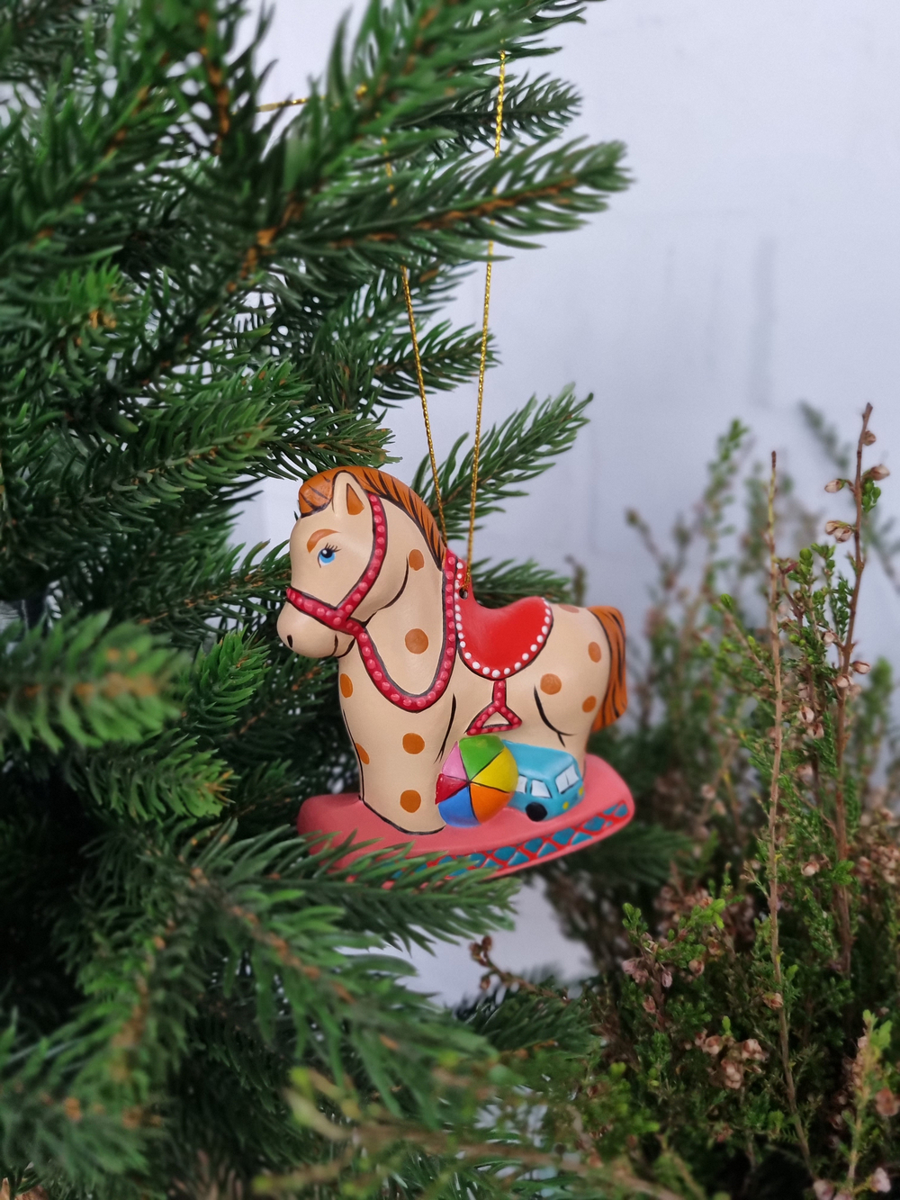 Лошадка с игрушками ёлочная игрушка из фарфора