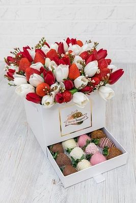 Шкатулка с цветами и клубникой в шоколаде "Сочная весна"