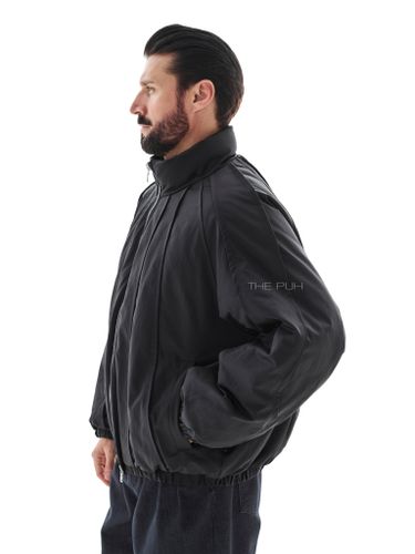 Утепленный черный бомбер с рельефными швами