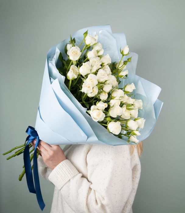 Букет из кустовой розы "Сноу Блоссомс" (в упаковке)