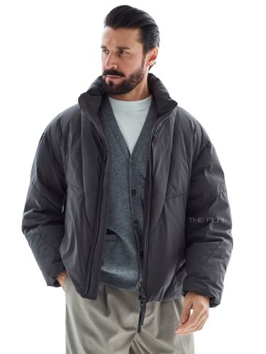 Графитовый короткий пуховик с фигурными швами