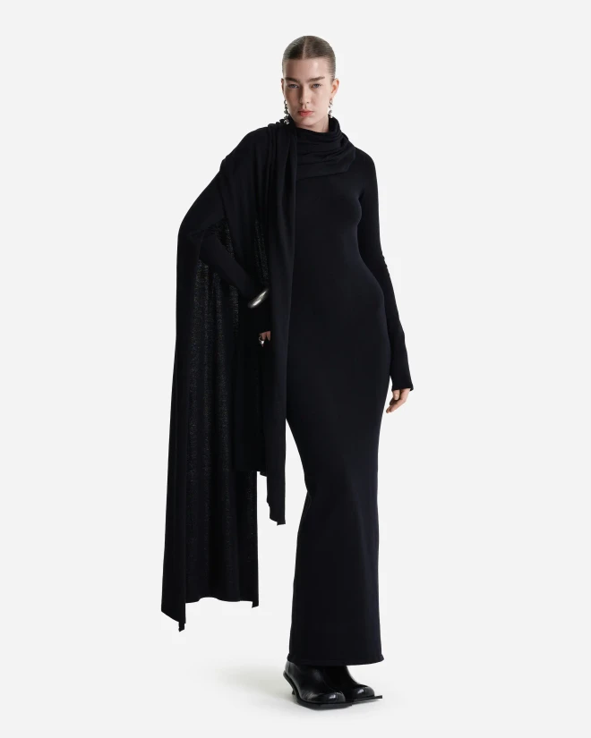 Вязаное платье макси с шарфом-шлейфом