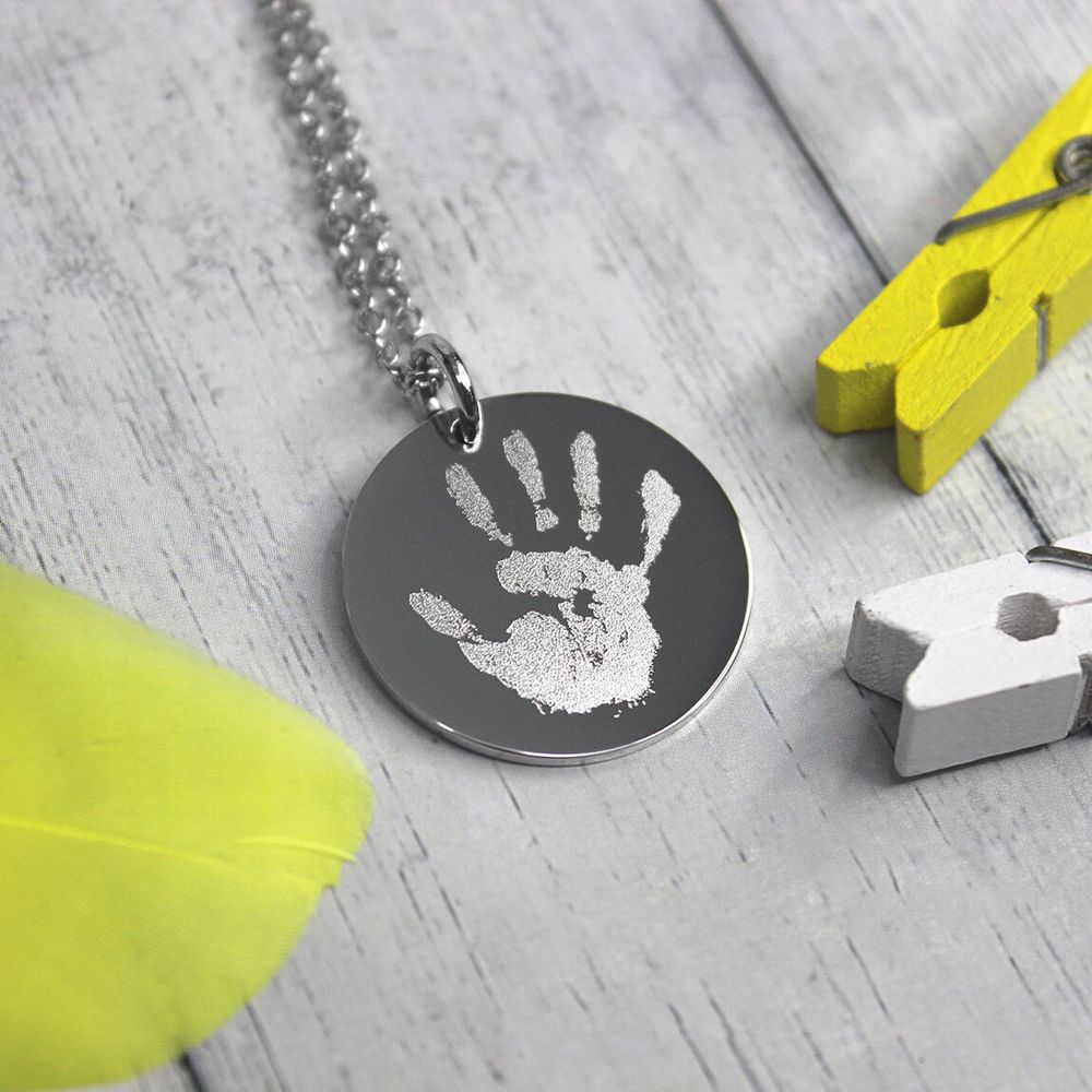 Подвеска с гравировкой отпечатка ладошки ребёнка на заказ