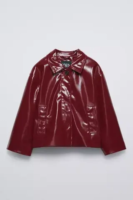 ZARA КУРТКА ИЗ ИСКУССТВЕННОЙ ЛАКИРОВАННОЙ КОЖИ, ЦВЕТ БУРГУНДСКОГО ВИНА