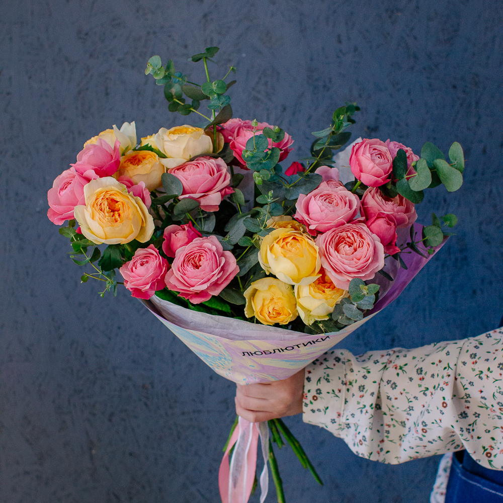 144. Акварельный букет-микс из кустовых пионовидных роз