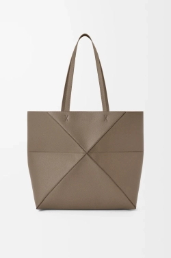 Loewe Средняя сумка-тоут Puzzle Fold из мягкой зернистой телячьей кожи, серо-коричневый