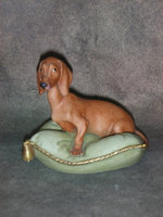 Статуэтка. Фарфор. Собака Такса на зелёной подушке. Capodimonte. Италия