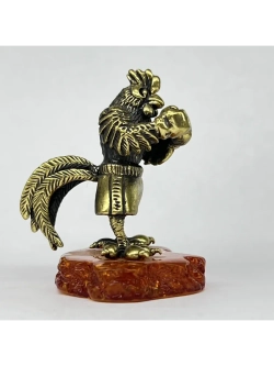 Бронзовая статуэтка на янтаре