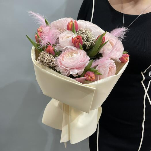 Нежный букет с ранункулюсами, тюльпанами и пёрышками. Авторский букет 010 Chalet Green