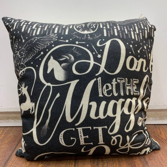 Подушка декоративная Harry Potter черная со словами (45x45 см)