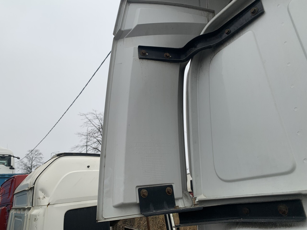 Спойлер кабины боковой верхний левый 2020г.