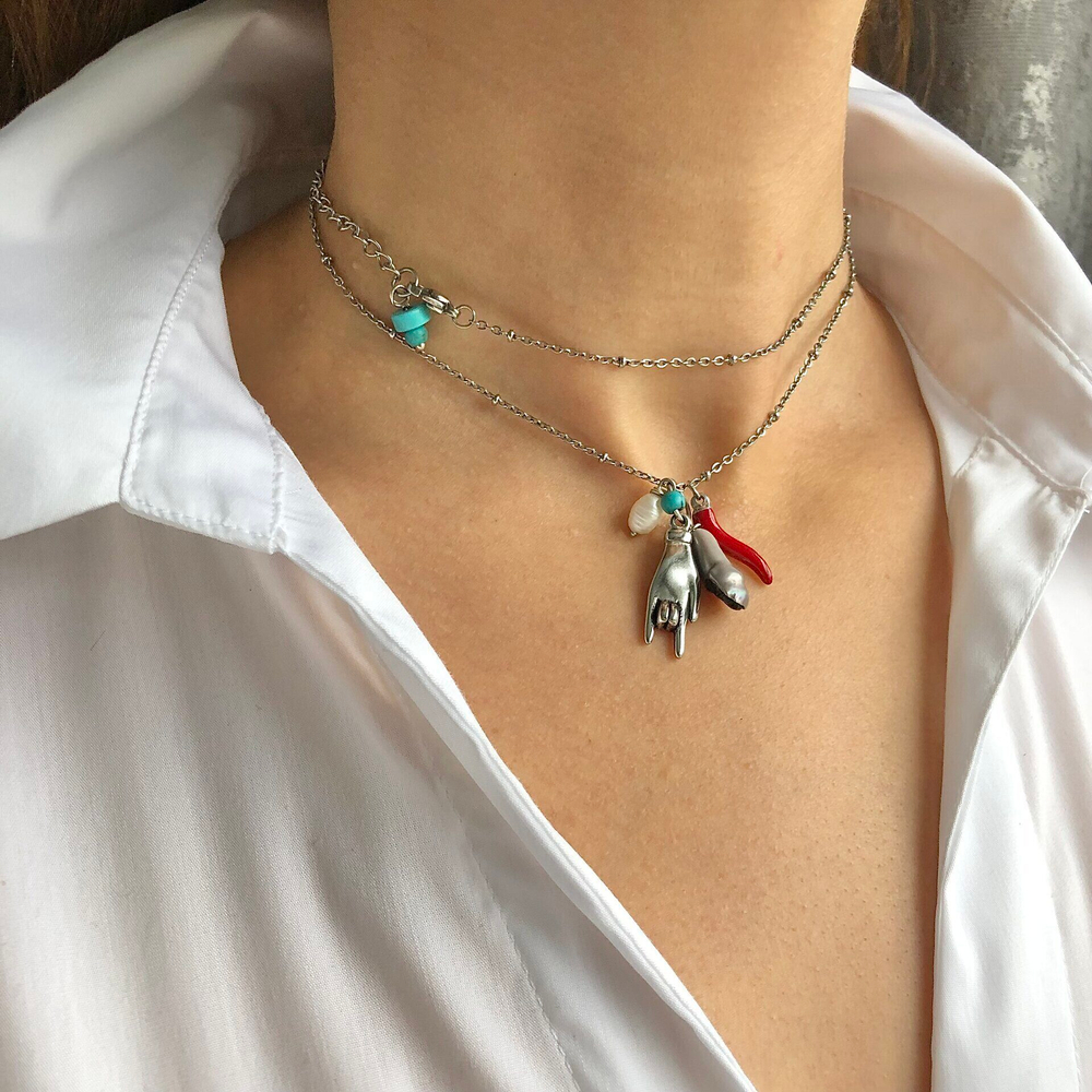 Тонкая серебряная цепь с подвесами: рука, барочный жемчуг, перчинка, Италия