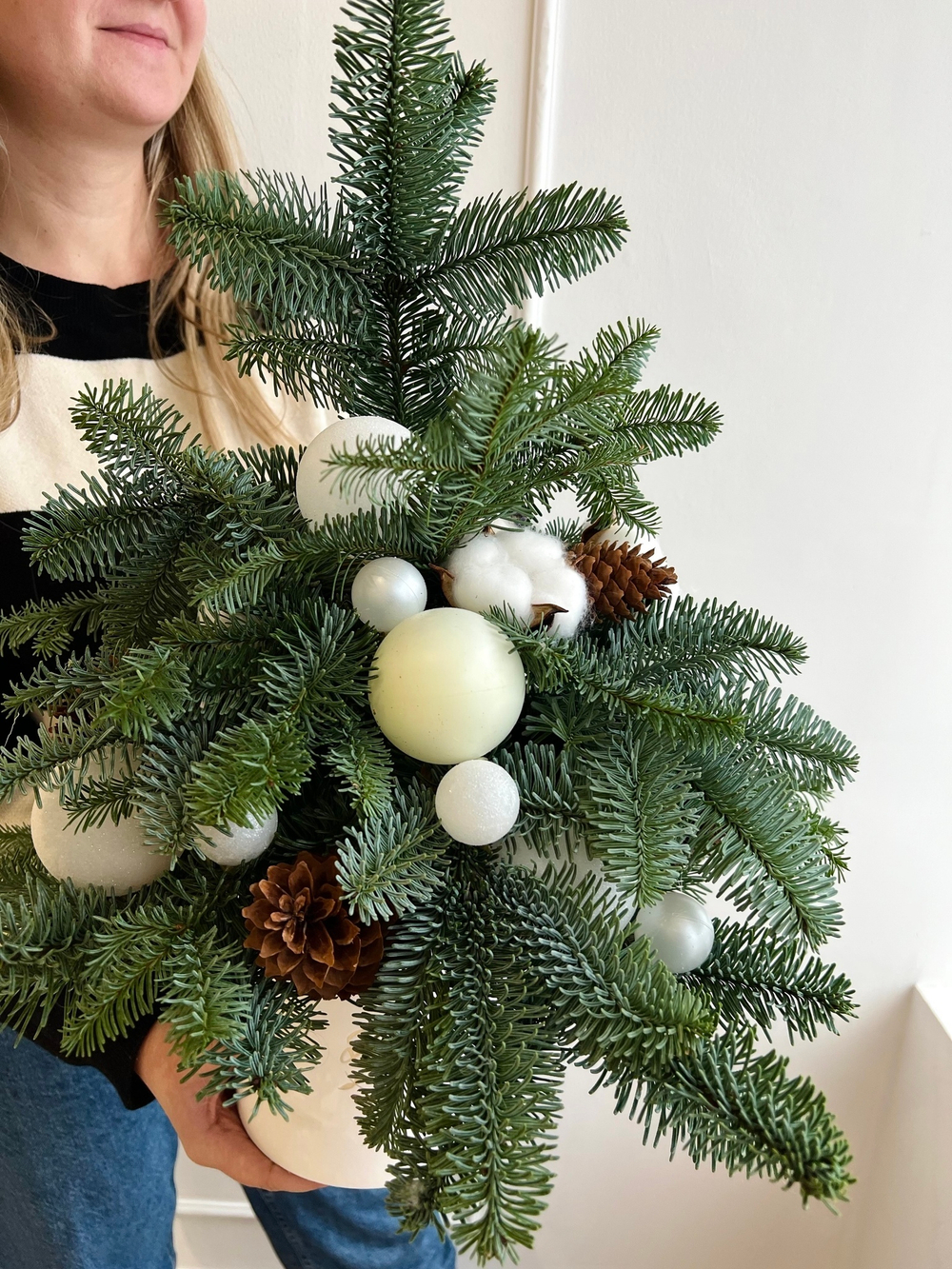 Декоративная ёлка из нобилиса с игрушками и хлопком XL.