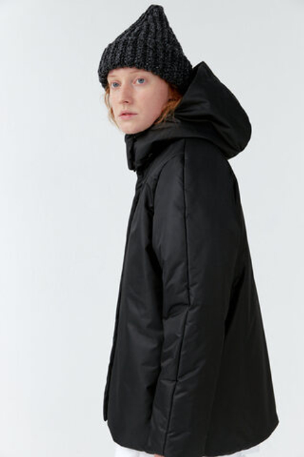 Зимняя куртка со съемным капюшоном черного цвета