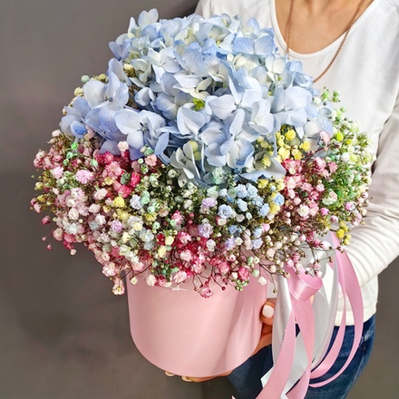 Композиция с гортензией и цветной гипсофилой