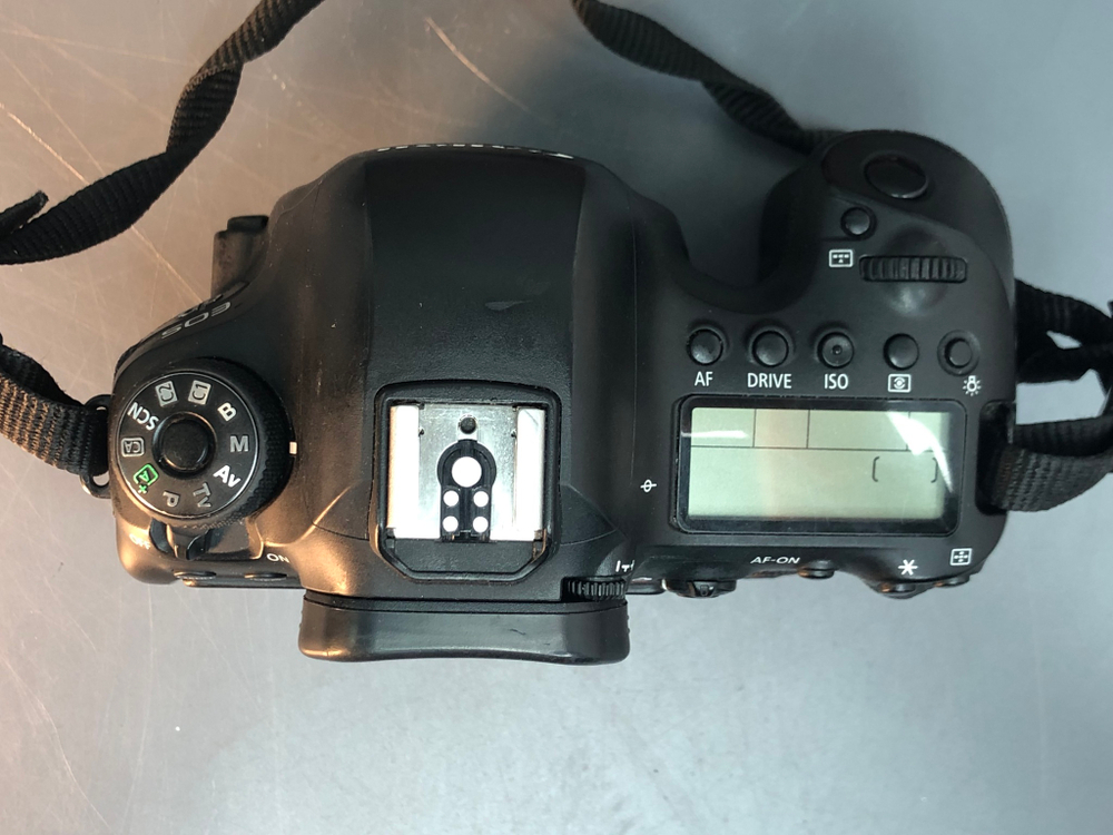 Canon 6D Mark II Body 54.000 Кадров, немного туго вращается колесо