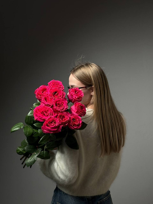 Букет из 11 малиновых роз под ленту