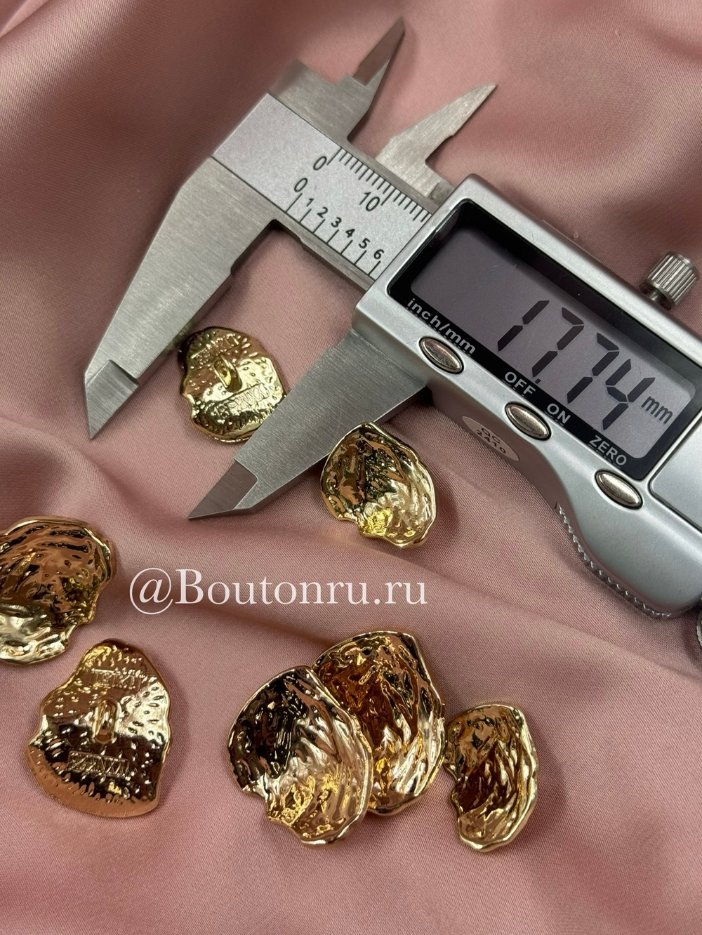 Пуговицы изогнутые неровной формы с жатым эффектом в золоте