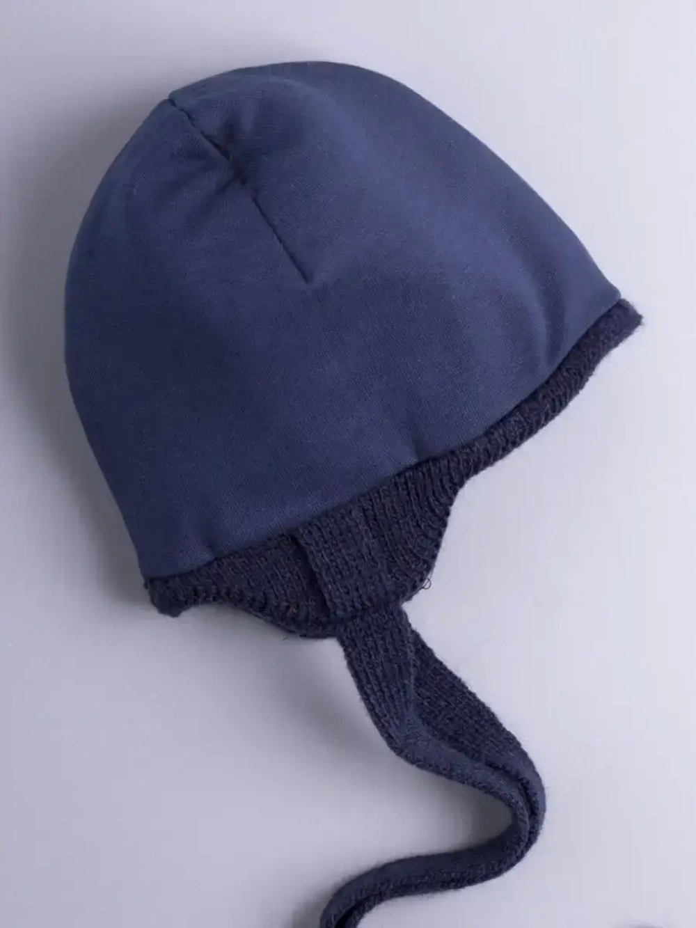 Шапка детская осенняя с завязками и помпонами