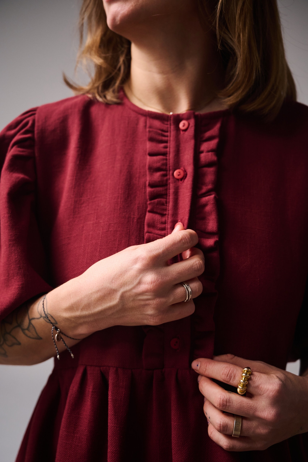 Платье с жабо и рукавами-фонариками из крапивы цвета бордо