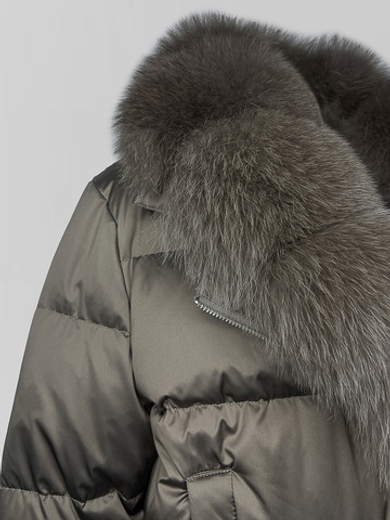 Куртка однотонная на резинке снизу и манжетами, со съемным меховым воротником