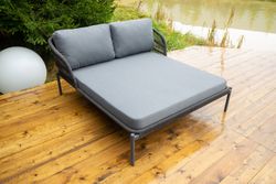 "Позитано" лежак плетеный из роупа, каркас алюминий темно-серый (RAL7024) муар, роуп темно-серый круглый, ткань темно-серая 027