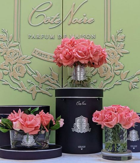 Коралловый букет роз в прозрачной овальной вазе, Cote Noire