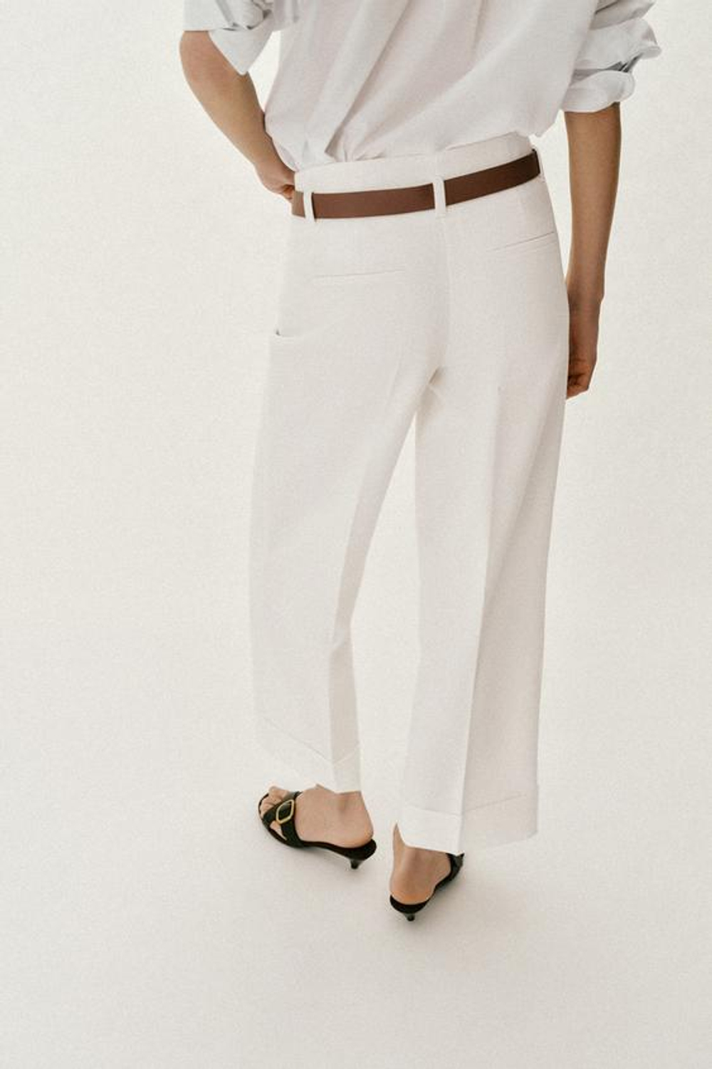 ZARA БРЮКИ С ОТВОРОТАМИ И РЕМНЕМ, БЕЛЫЙ