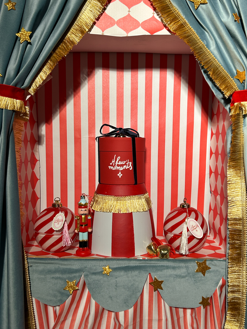 Новогодняя ароматическая свеча-шар "На манеже"