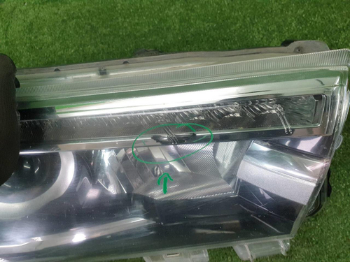 Битая Фара правая Toyota Hilux 8 (2015-2020) LED