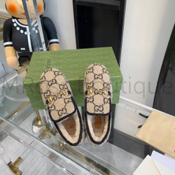 Женские лоферы Gucci GG Wool меховые бежевого цвета