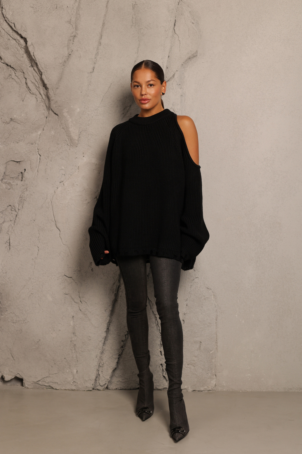 Свитер с открытым плечом