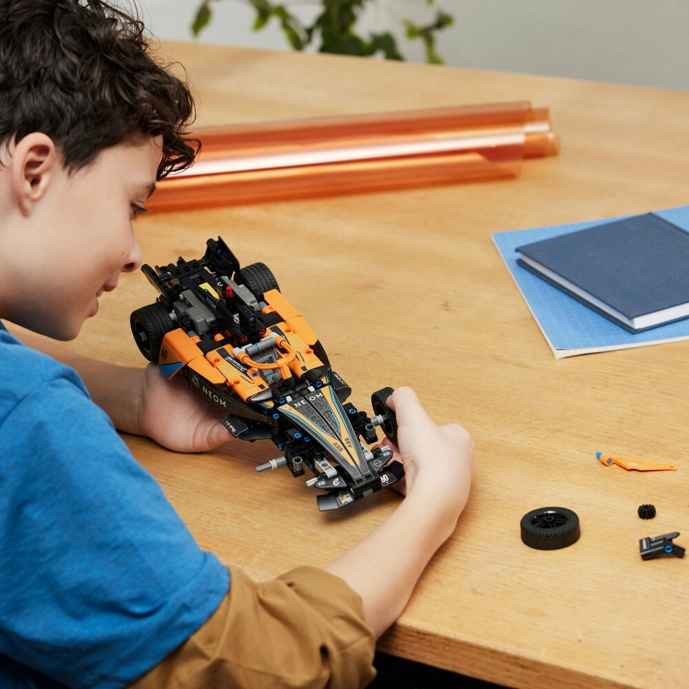 LEGO Technic — Гоночный автомобиль Формулы E NEOM McLaren 42169 / артикул   42169  / GTIN 5702017583549
