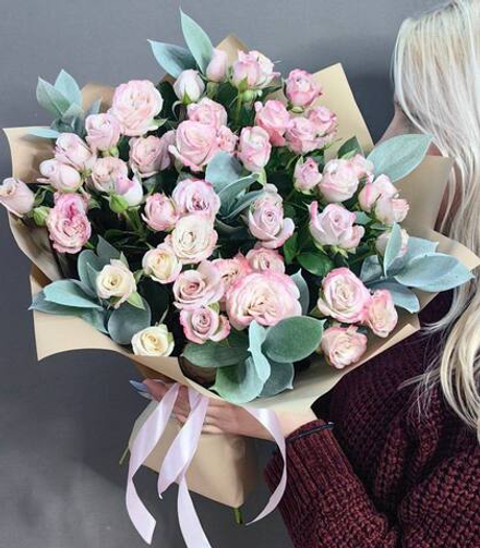 Букет из 7 кустовых пионовидных роз сорта "Angel Bombastic"