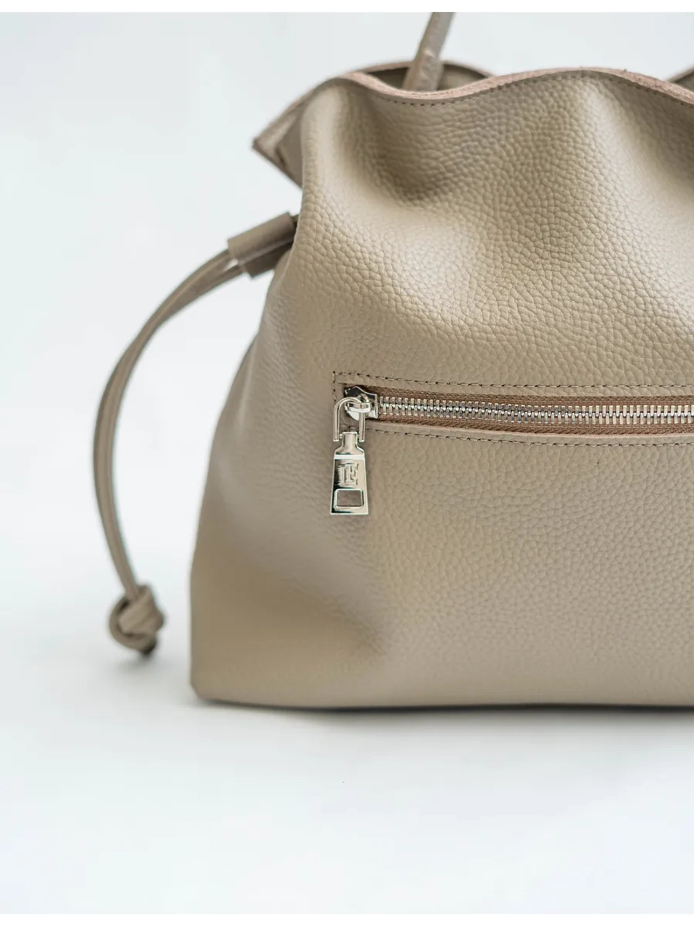 Сумка мешок через плечо средняя натуральная кожа