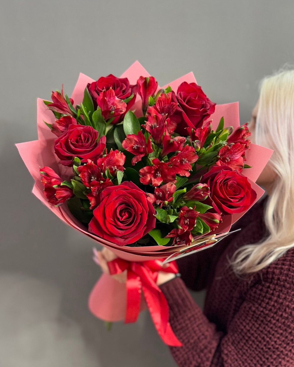 Авторский букет в красной гамме