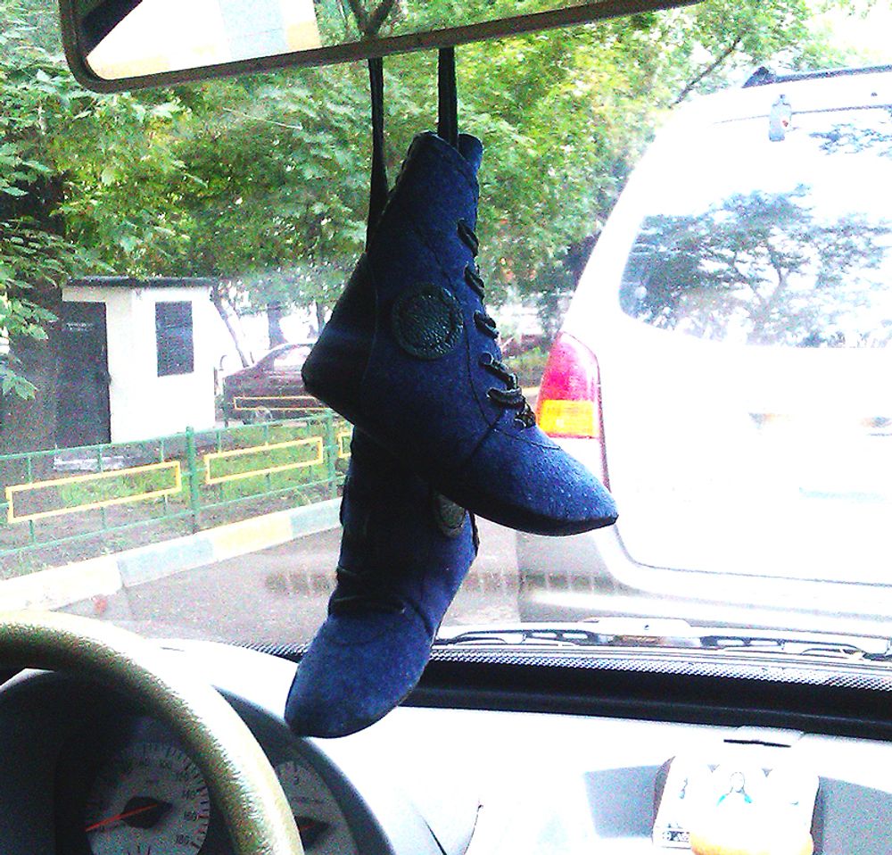Кожаная подвеска на зеркало авто &quot;Борцовки синие&quot; OKAP-010