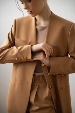 Пиджак без лацканов бежевый