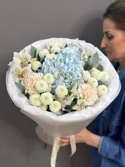 Авторский букет с голубой гортензией